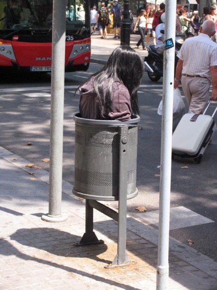 mark jenkins aveuglement fille poubelle street art